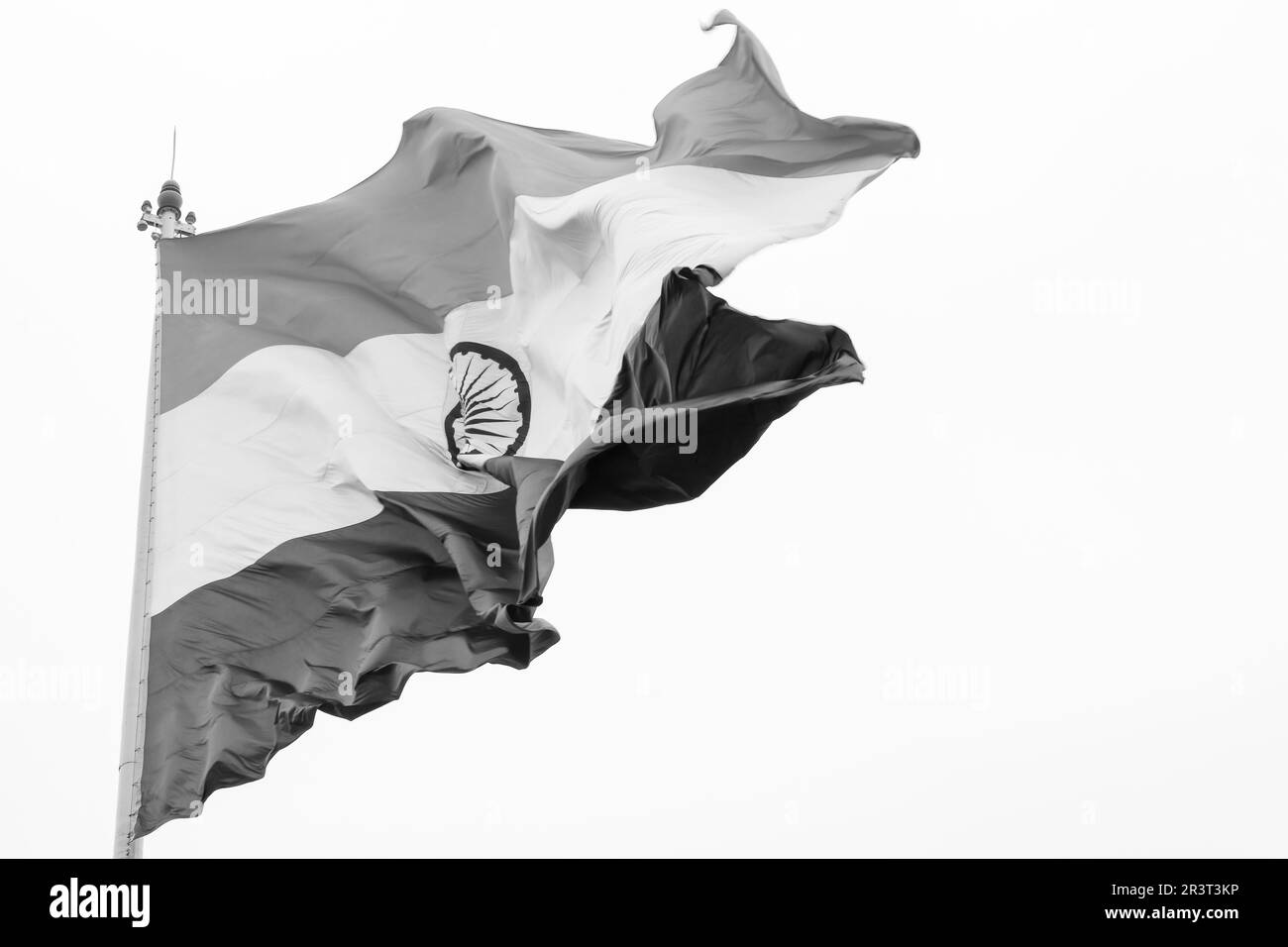 Bandiera dell'India che vola in alto a Connaught Place con orgoglio nel cielo blu, bandiera dell'India che sbatte, bandiera indiana il giorno dell'indipendenza e il giorno della Repubblica dell'India, ti Foto Stock