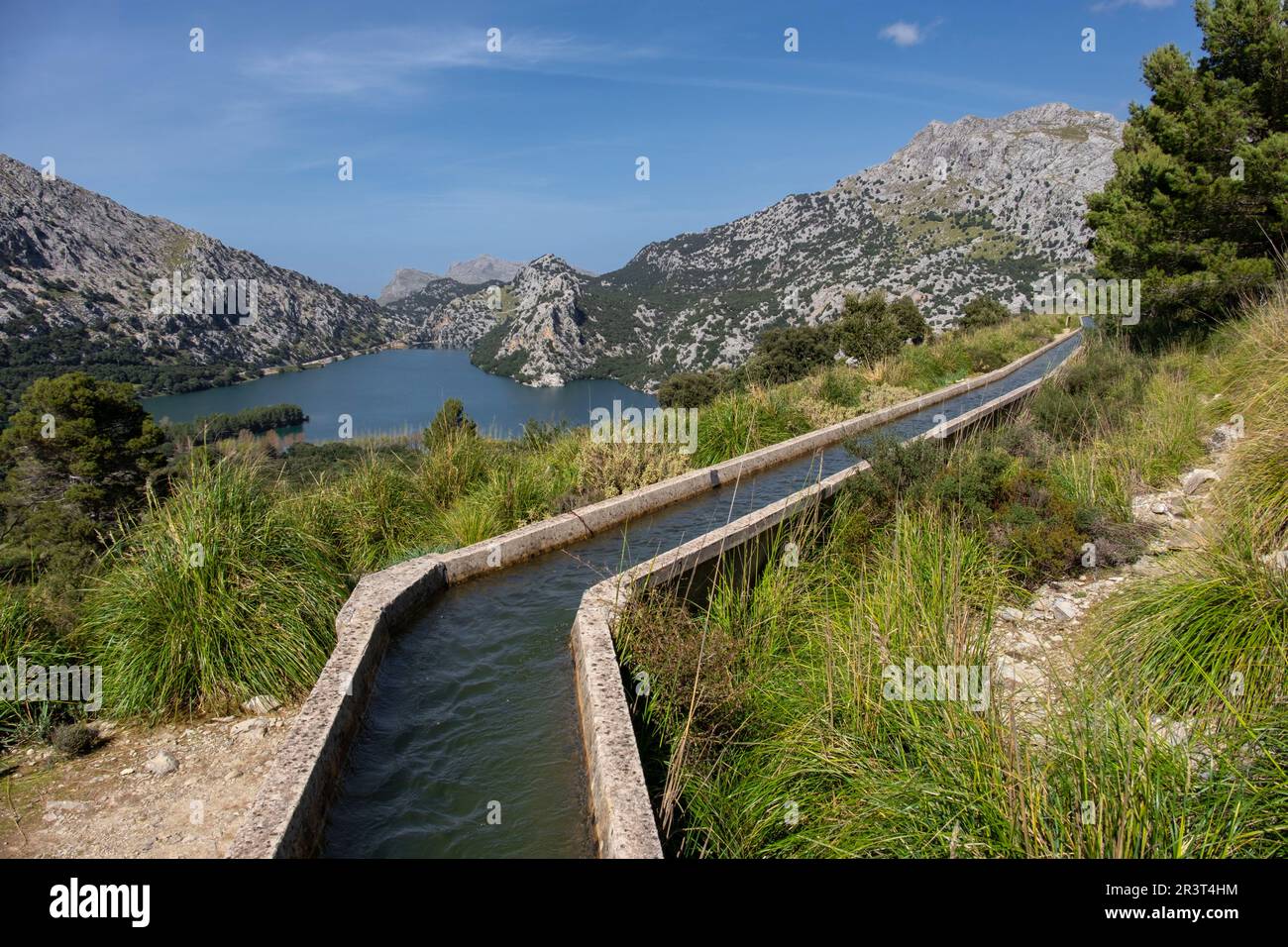 Canal de transvase del Embalse de Gorg Blau al Embalse de Cuber, Escorca, Paraje natural de la Serra de Tramuntana, Maiorca, isole Baleari, Spagna. Foto Stock