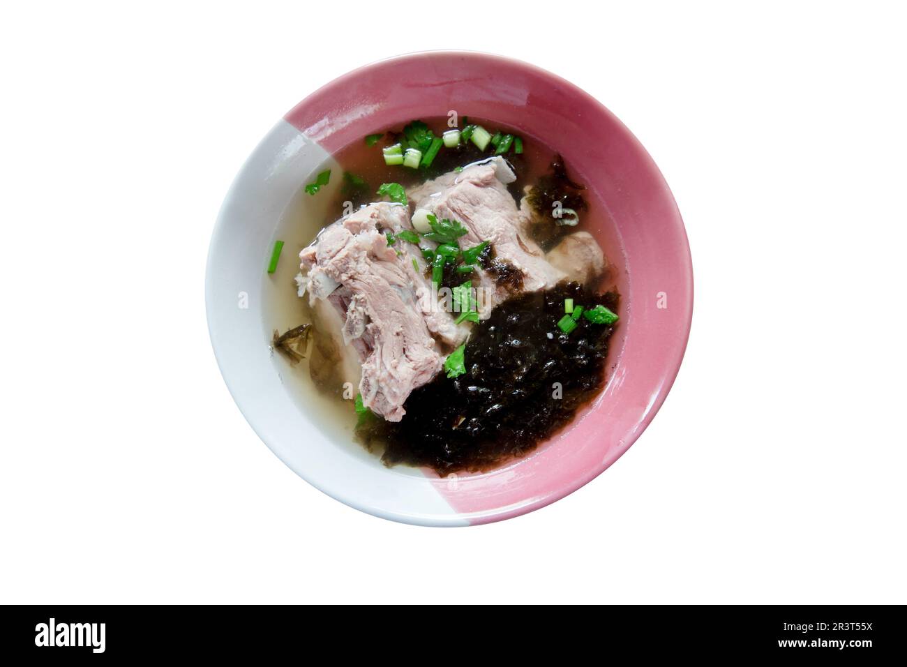 Fustellato di zuppa di maiale bollita con alghe marine su bianco isolato. Foto Stock