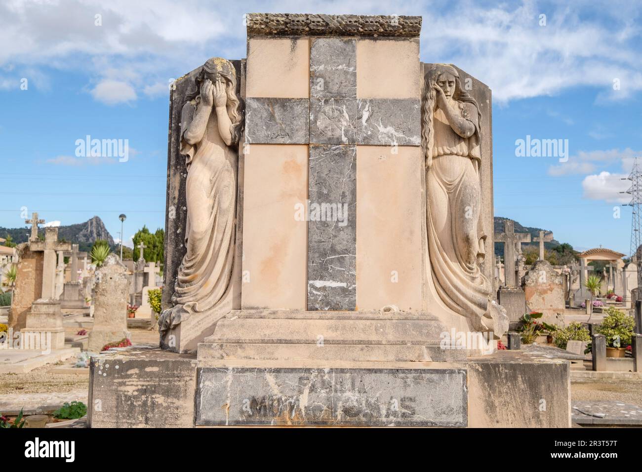 Donna che piange, tomba della famiglia Mut Tomas, cimitero di Llucmajor, Maiorca, Isole Baleari, Spagna. Foto Stock