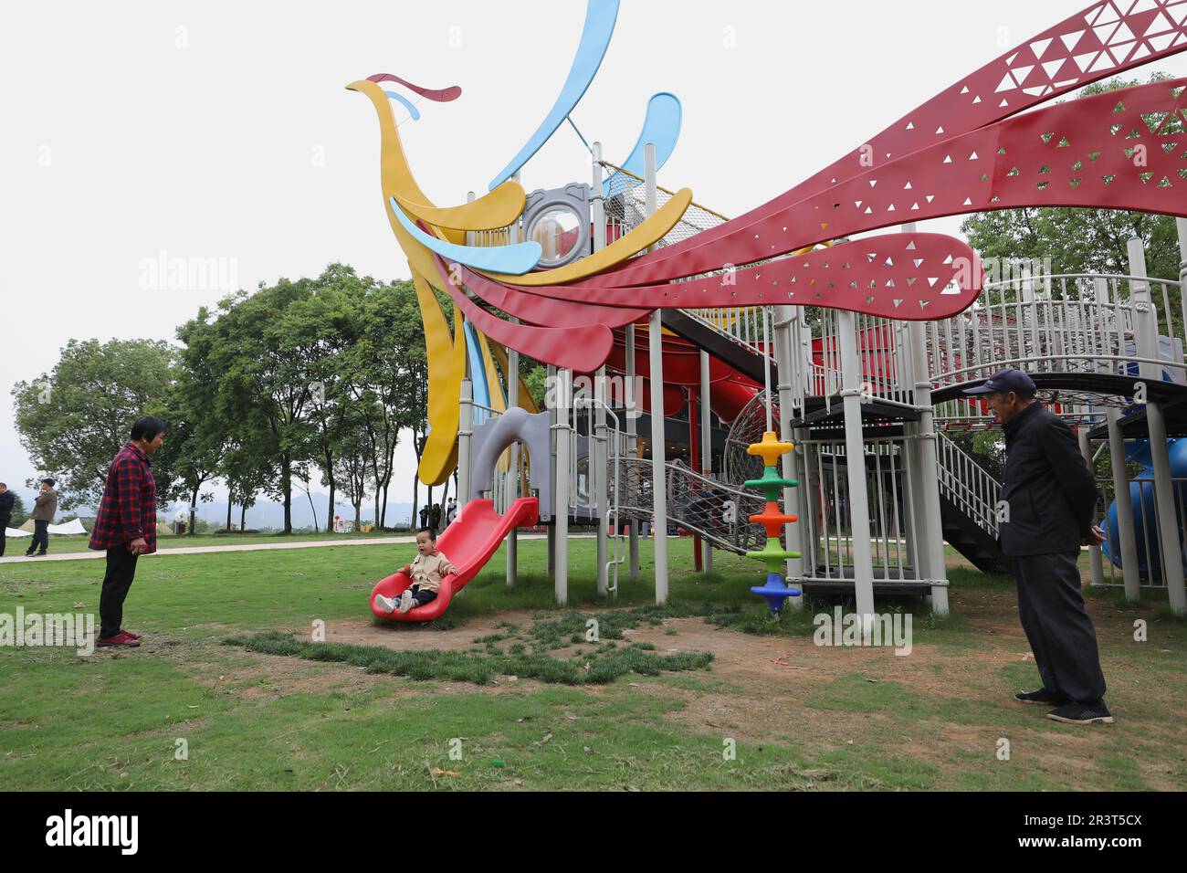 Longyou, la provincia cinese di Zhejiang. 24th maggio, 2023. Un bambino gioca sullo scivolo nel villaggio di Pushan della contea di Longyou, provincia di Zhejiang della Cina orientale, 24 maggio 2023. Pushan Village ha donato un nuovo look con infrastrutture pubbliche migliorate e decorazioni colorate negli ultimi anni. Le strutture di intrattenimento e le imprese di famiglia sono state sviluppate anche per stimolare il turismo e aumentare il reddito degli abitanti locali, iniettando slancio e vitalità nella rivitalizzazione rurale. Credit: Du Xiaoyi/Xinhua/Alamy Live News Foto Stock