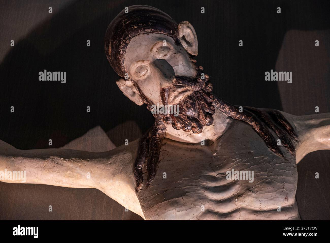 Cristo sulla croce, 12 ° secolo, legno di noce scolpito, proviene da San Vicente de Ardisa, Museo Diocesano di Jaca, Huesca, Spagna. Foto Stock