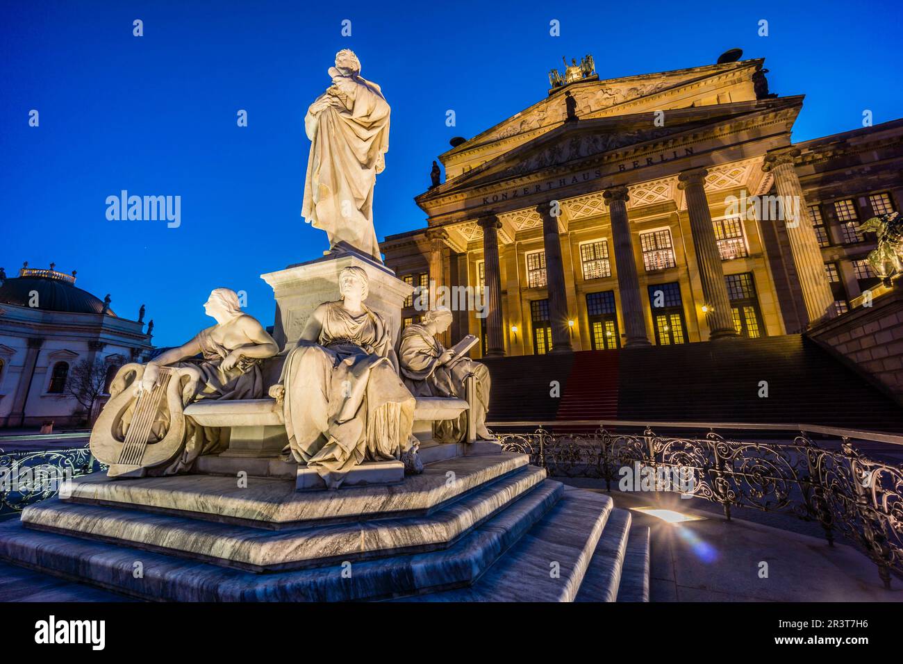 Monumento a Schiller frente al Konzerthaus y Deutscher Dom (Catedral Alemana). Gendarmenmarkt (Mercado de los Gendarmes) , Berlino, Alemania, europa. Foto Stock