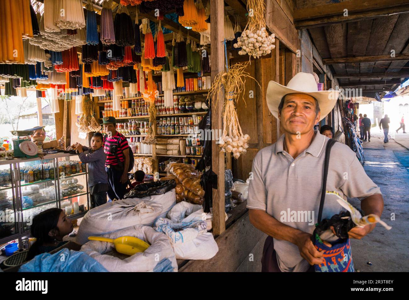 Tienda de velas y ofrendas, Lancetillo, La Parroquia, zona Reyna, Quiche, Guatemala, America centrale. Foto Stock