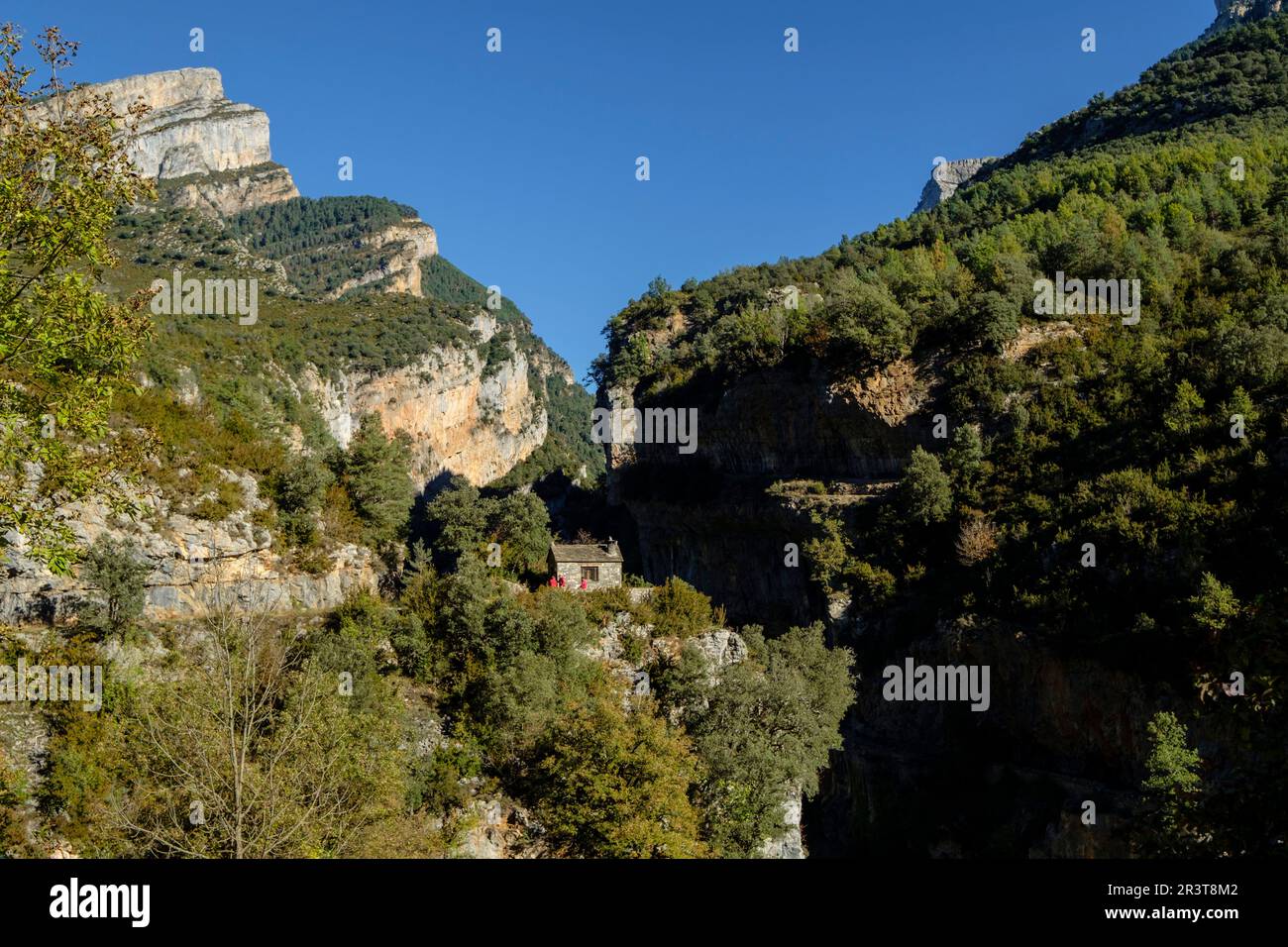 Entrada al Cañon de Añisclo y caseta de los guardas forestales, parque nacional de Ordesa y Monte Perdido, comarca del Sobrarbe, Huesca, Aragón, Cordillera de los Pirineos, Spagna. Foto Stock