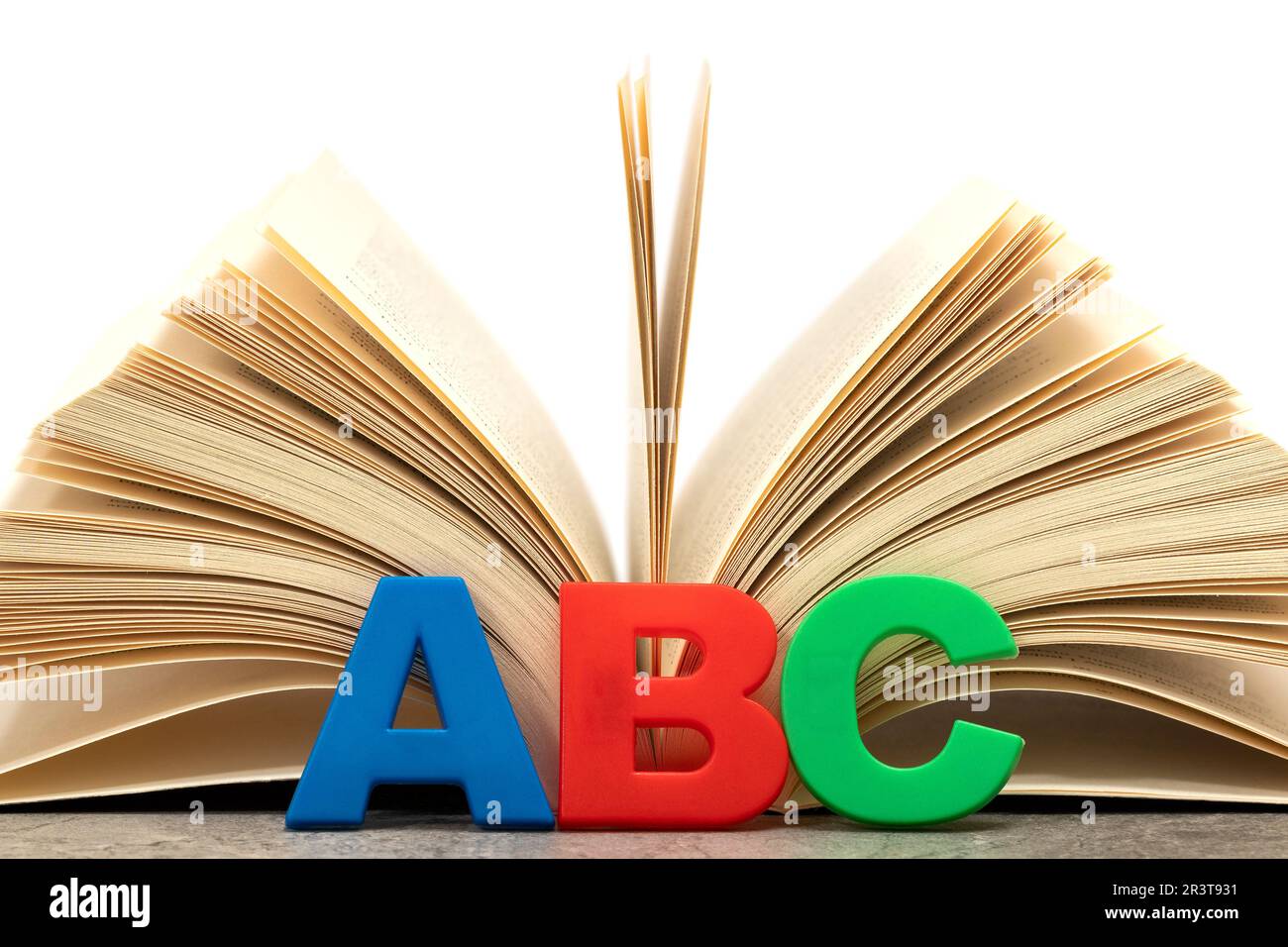Lettere alfabetiche ABC e libro aperto Foto Stock