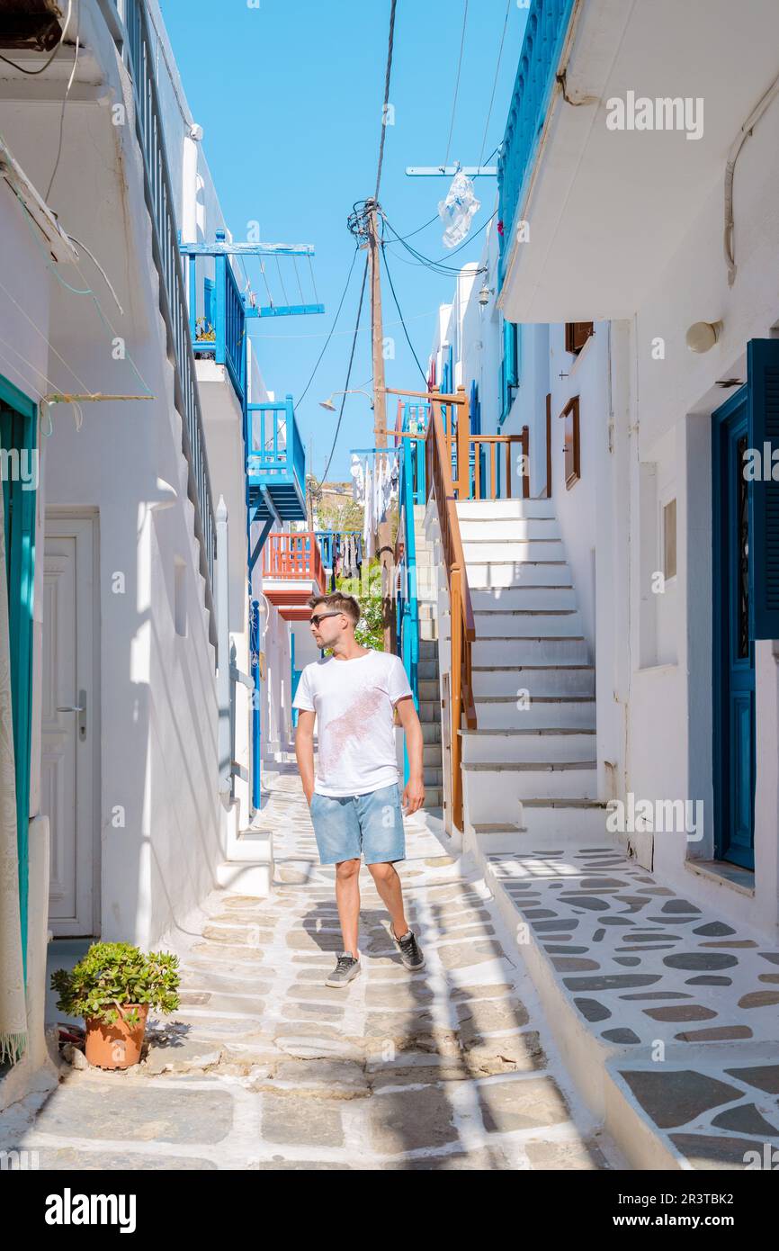 I giovani visitano il villaggio greco di Mykonos in Grecia, le strade colorate del villaggio di Mikonos Foto Stock