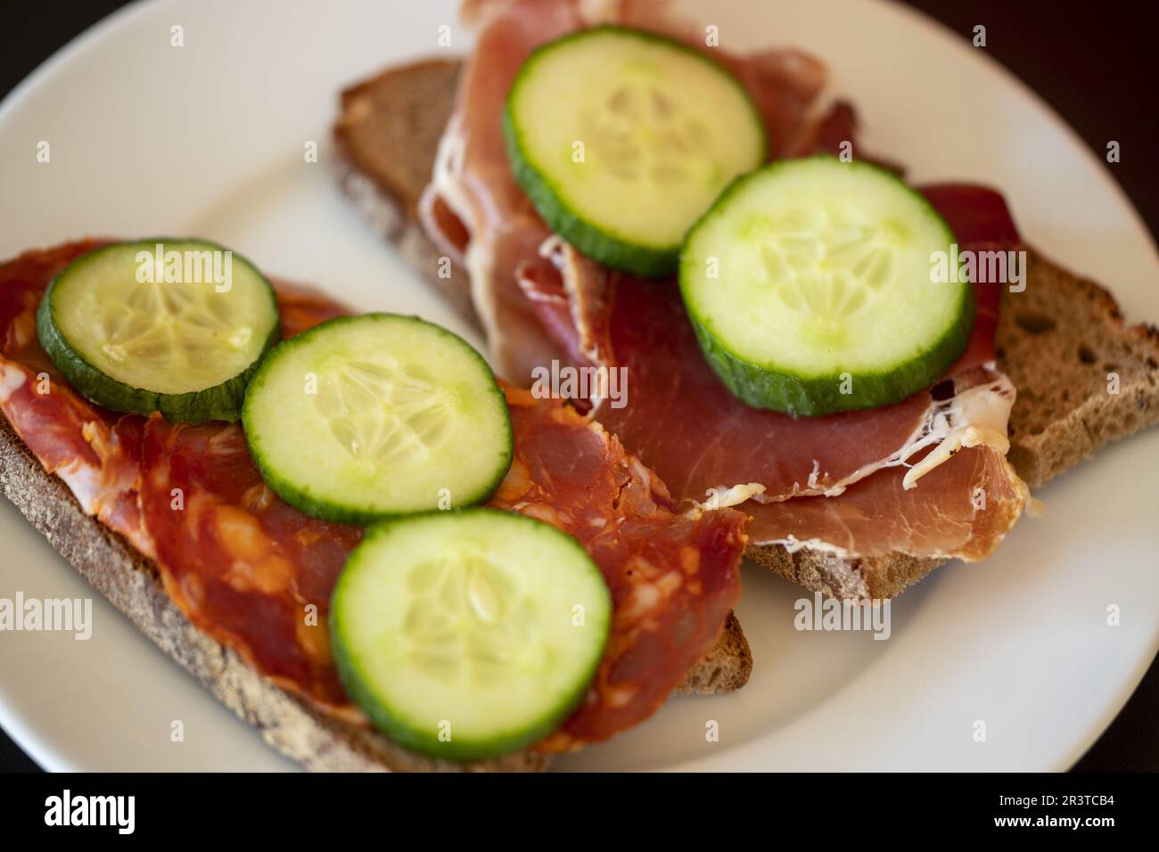 Due pani di tapas spagnole su un piatto bianco Foto Stock