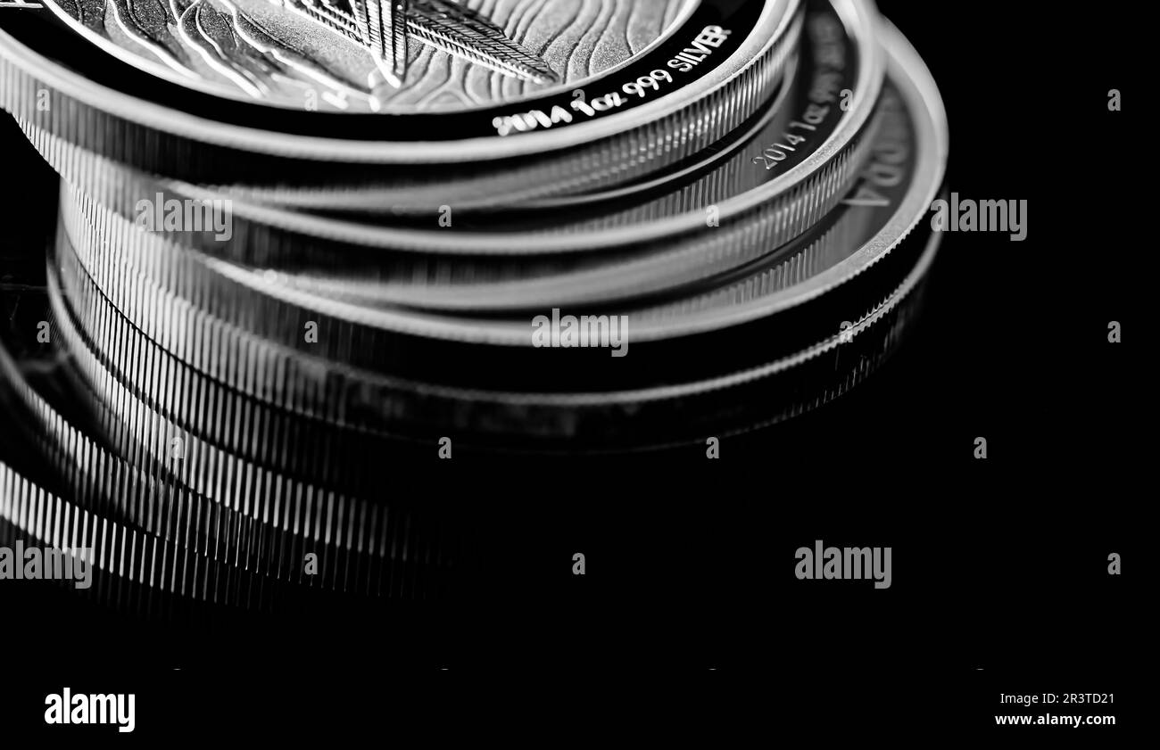 Primo piano di Silver Bullion Coin su uno sfondo a specchio nero Foto Stock