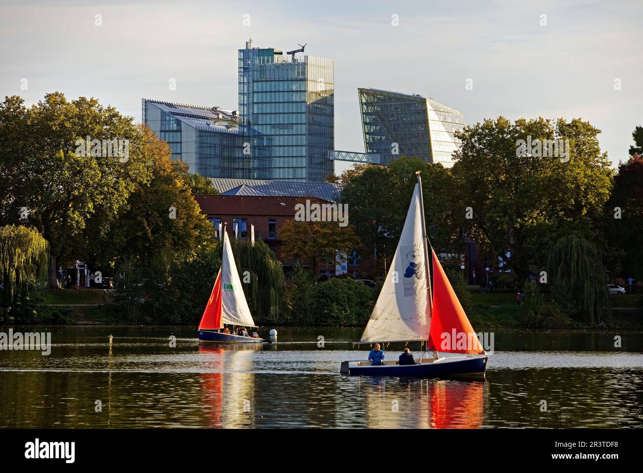 Barche a vela sul lago Aasee con gli alti edifici di LVM Versicherung, Muenster, Germania Foto Stock