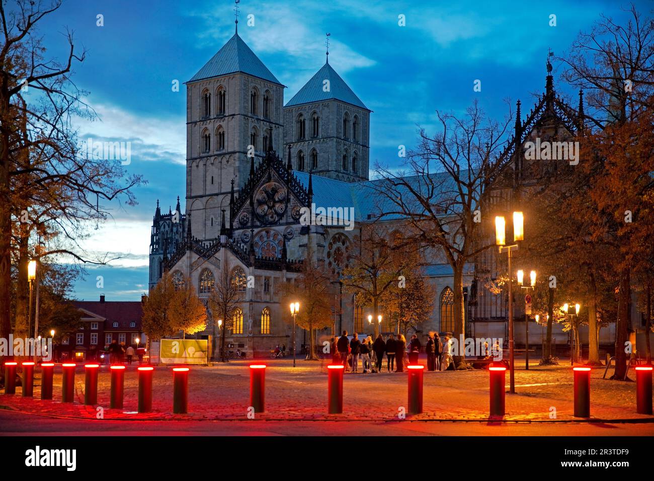 Rosso incandescente bollards come una barriera per il parcheggio con St. Paul, Muenster, Germania, Europa Foto Stock