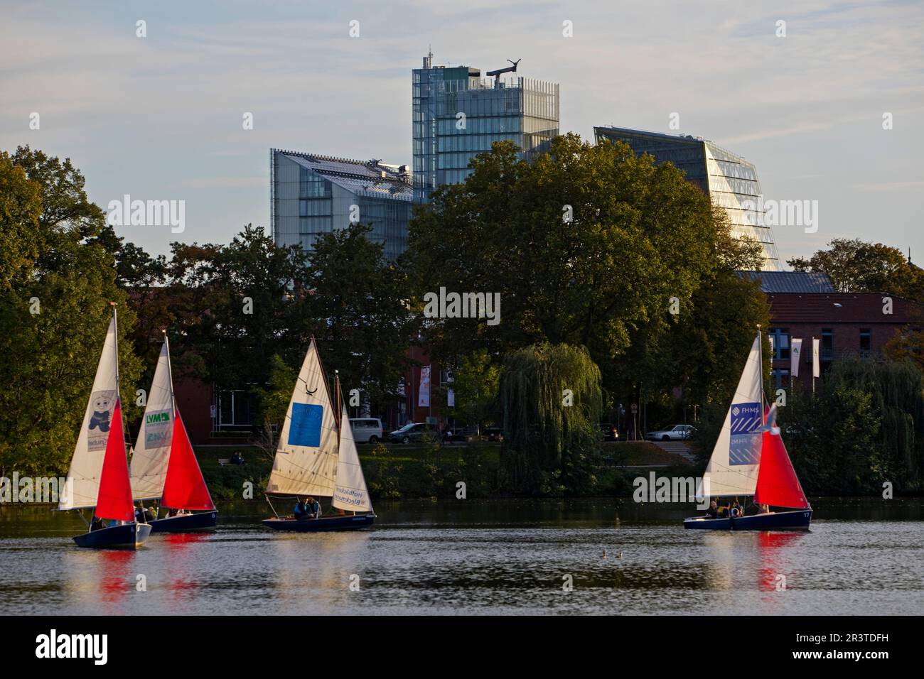 Barche a vela sul lago Aasee con gli alti edifici di LVM Versicherung, Muenster, Germania Foto Stock