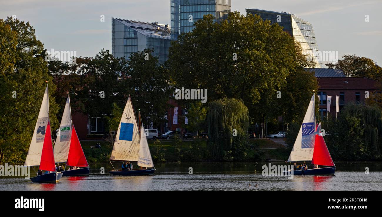 Barche a vela sul lago Aasee con gli alti edifici di LVM Versicherung, Muenster, Germania Foto Stock