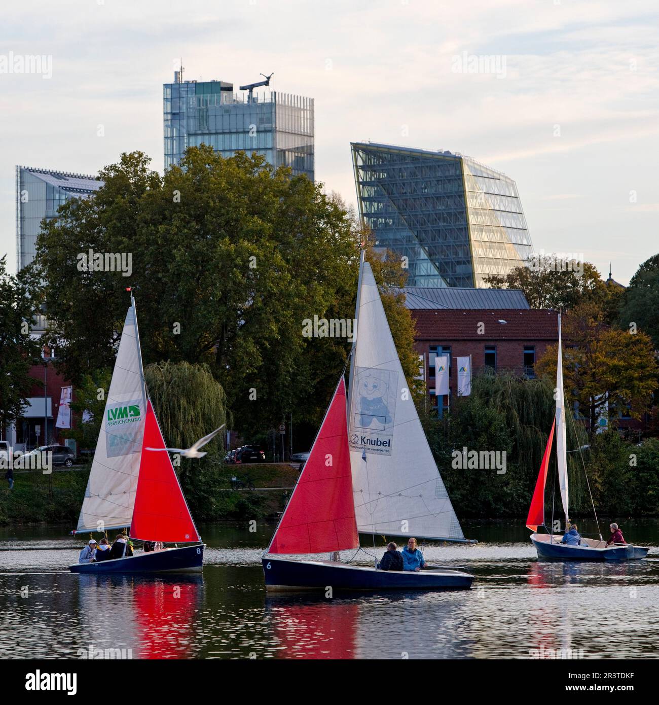 Barche a vela sul lago Aasee con gli alti edifici di LVM Versicherung, Muenster, Germania Foto Stock