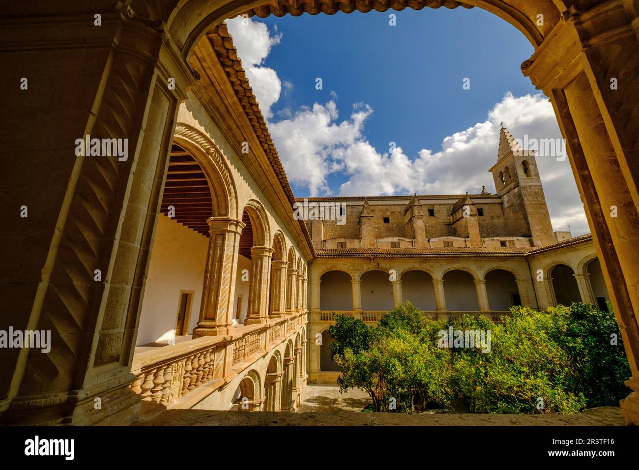 Chiostro con portici a mezza punta Foto Stock