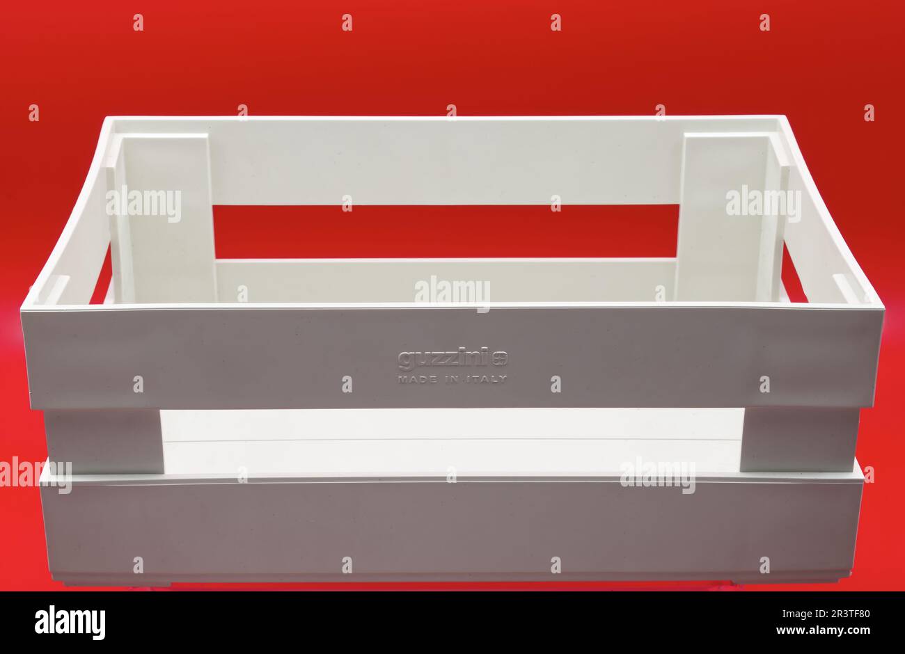 Porta utensili da cucina bianco isolato su sfondo rosso. Oggetto di design realizzato in Italia da Guizzini con mate riciclato Foto Stock