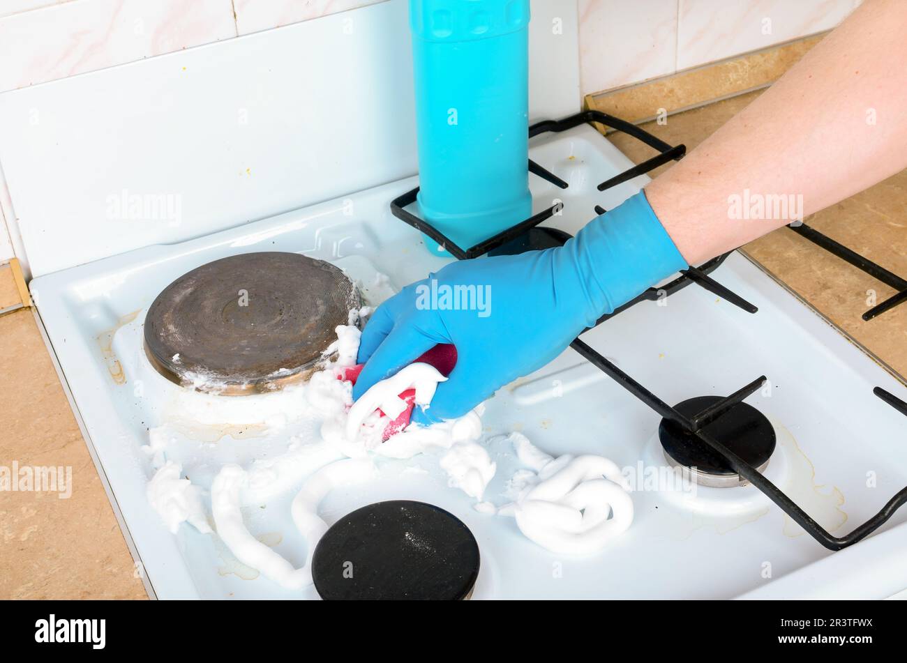 Cucina con guanti a gas per la pulizia Foto Stock