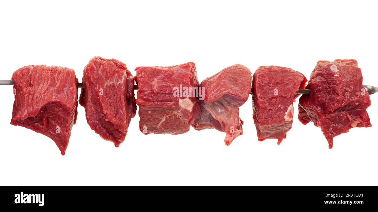 Pezzi di carne cruda su uno spiedino Foto Stock