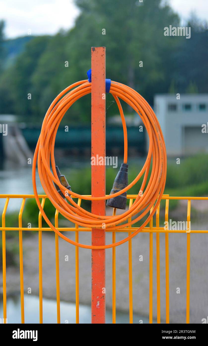 Cavo elettrico sulla ringhiera Foto Stock