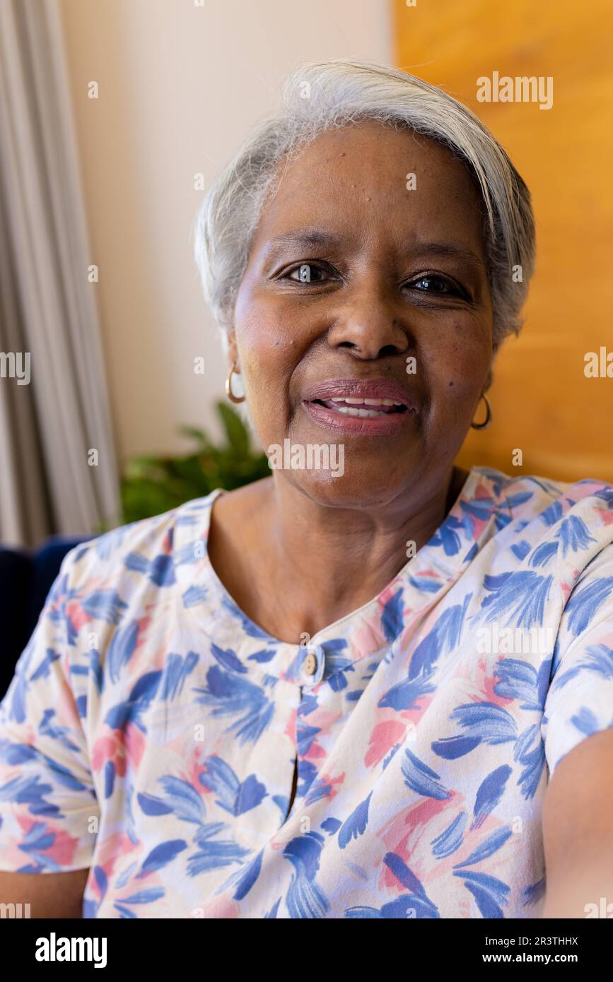 Donna biracial anziana felice che fa la video chiamata che parla nel paese Foto Stock