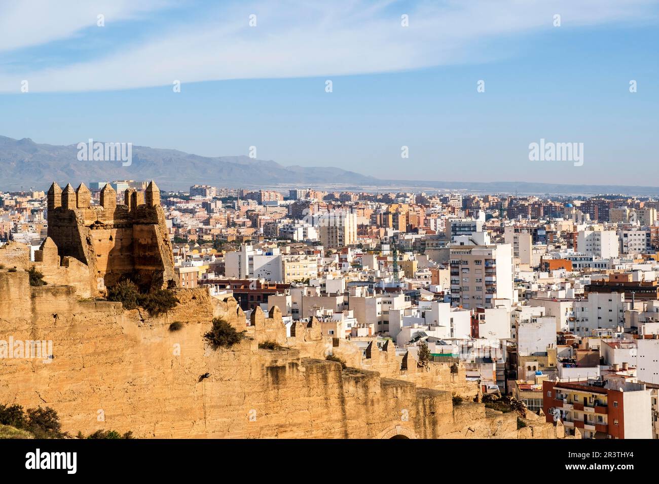 Splendida vista dell'edificio storico, l'Almeria musulmana (Almeria musulmana) (muro) (San Cristobal statu) (Rey Jayran), set per film famosi come James Foto Stock