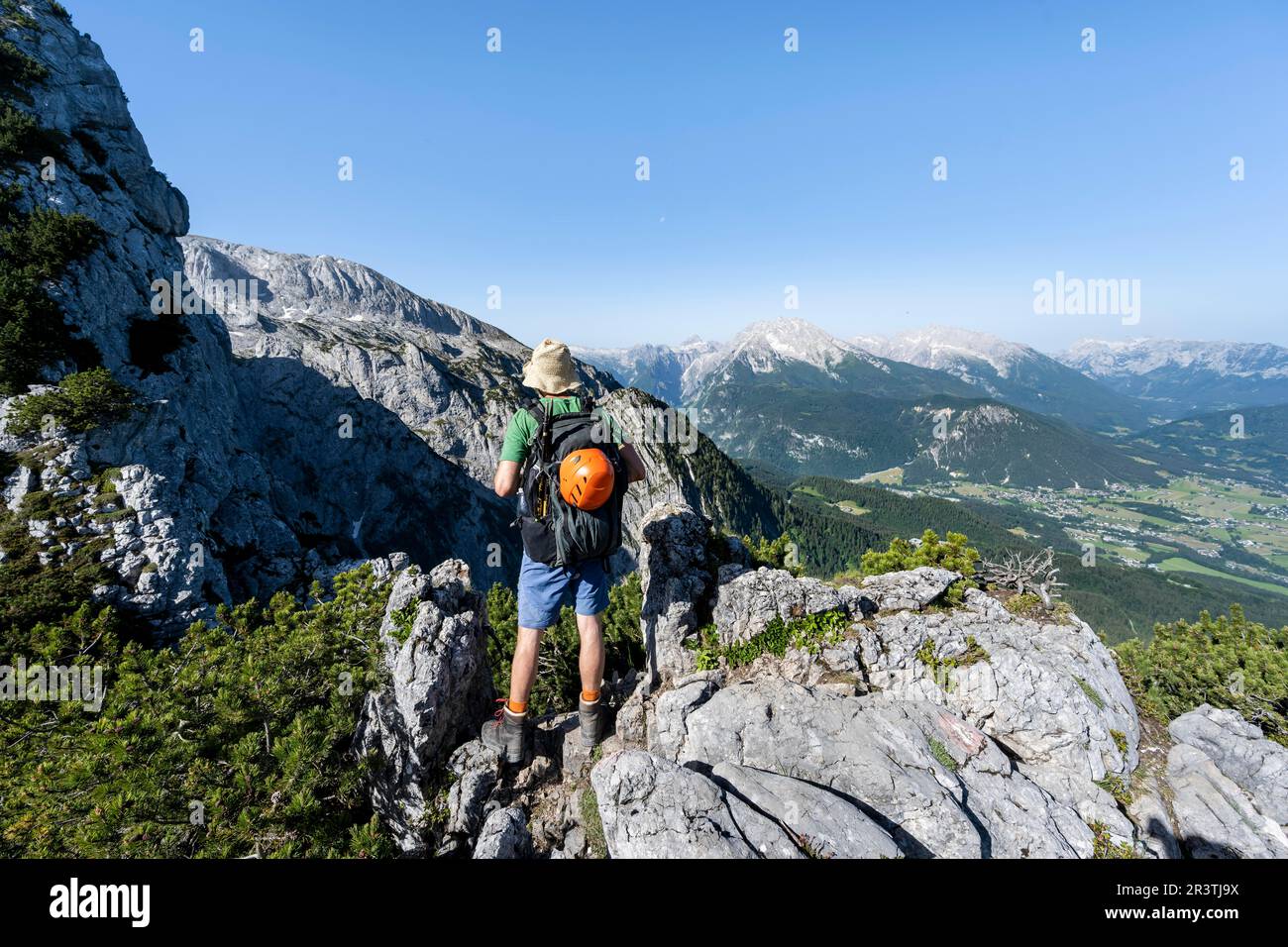 Alpinista sul Mannlsteig, via ferrata sull'Hohe Goell, paesaggio montano, Alpi Berchtesgaden, Terra Berchtesgadener, Baviera, Germania Foto Stock