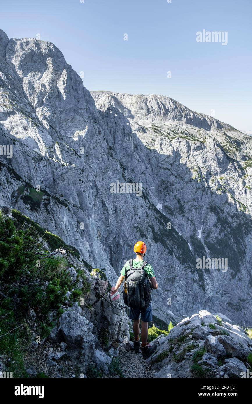 Alpinista sul Mannlsteig, via ferrata sull'Hohe Goell, paesaggio montano, Alpi Berchtesgaden, Terra Berchtesgadener, Baviera, Germania Foto Stock