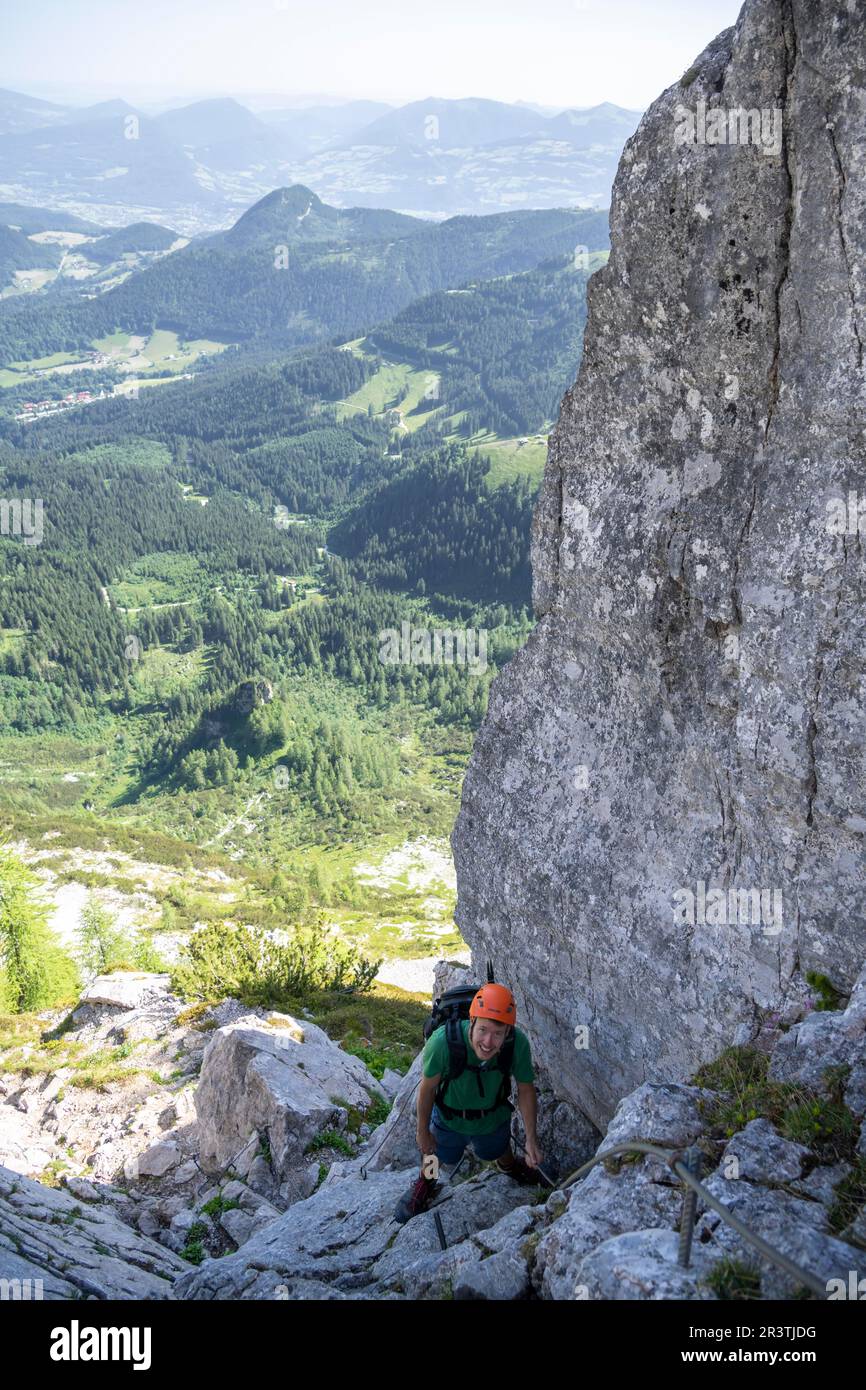 Alpinista sul Mannlsteig, via ferrata sull'Hohe Goell, paesaggio montano, Alpi Berchtesgaden, Terra Berchtesgadener, Baviera, Germania Foto Stock