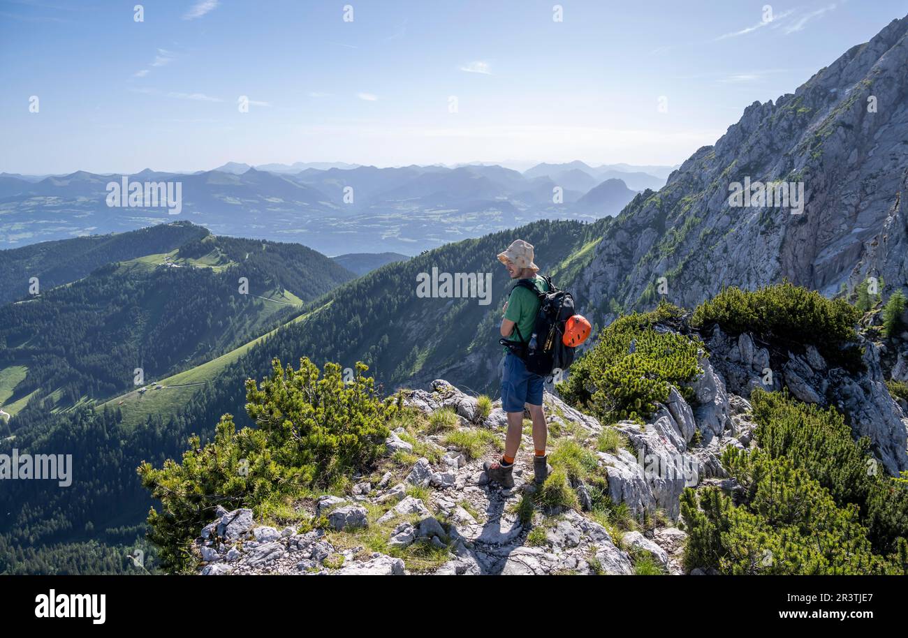 Alpinista sul Mannlsteig, via ferrata sull'Hohe Goell, paesaggio montano, Alpi Berchtesgaden, Terra Berchtesgadener, Baviera, Germania Foto Stock