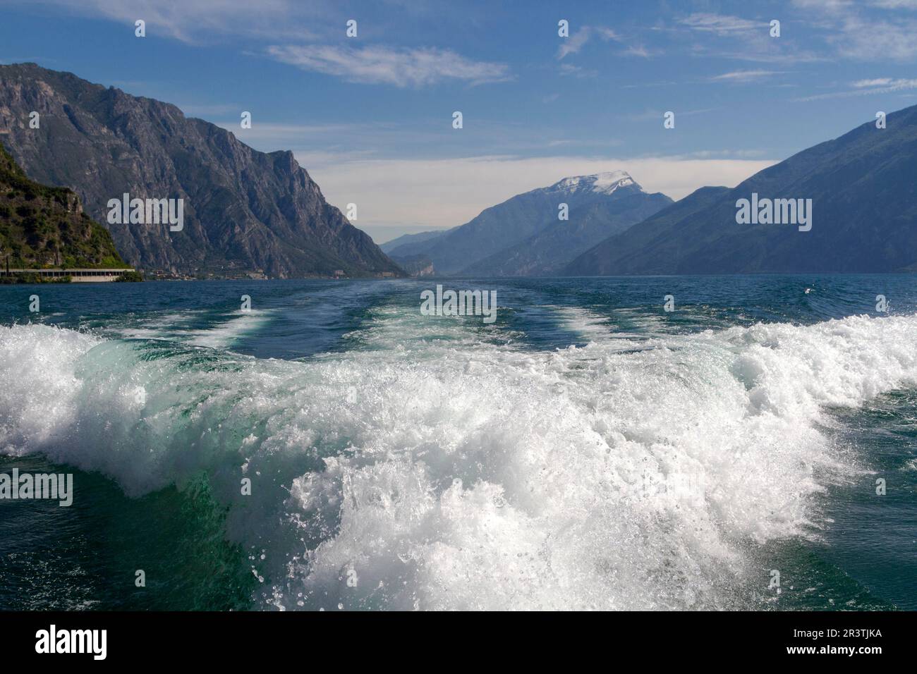 Onde d'arco di un'escursione a vapore sul Lago di Garda Foto Stock