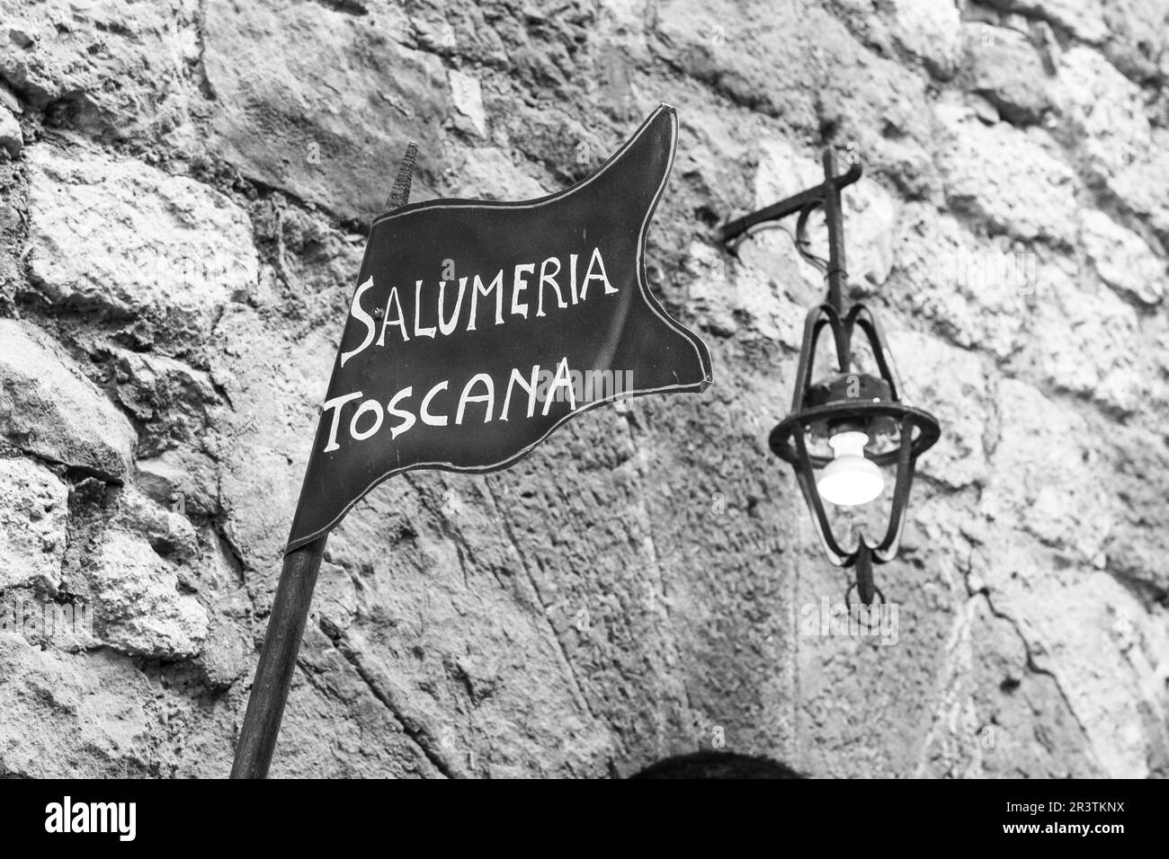 Toscana, Italia. La macelleria tradizionale streetsign su un vecchio muro Foto Stock