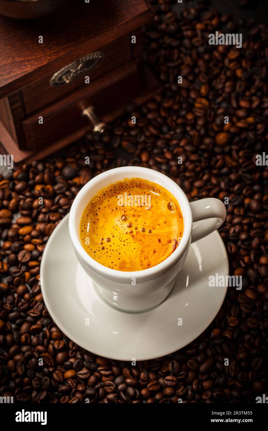 Tazza espresso in chicchi di caffè - vista dall'alto Foto Stock