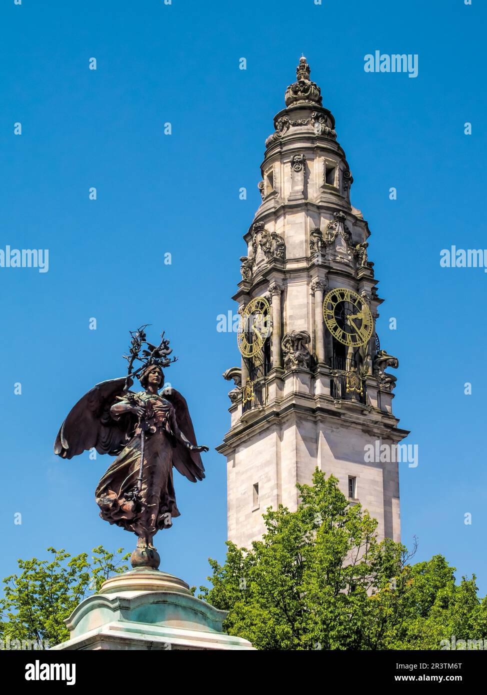 Statua della pace e Municipio di Cardiff Foto Stock