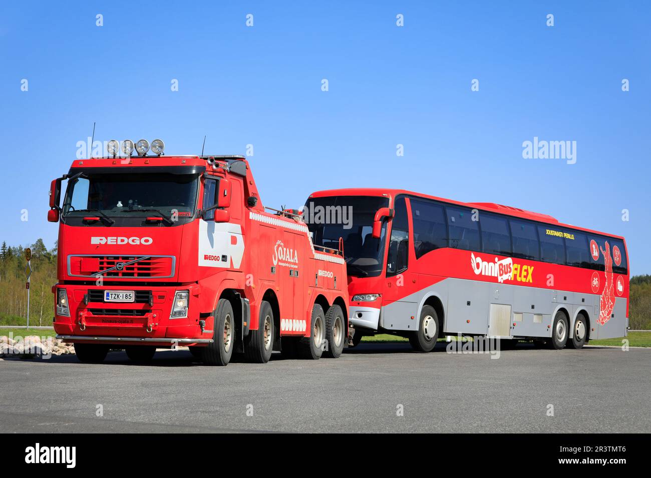 Red Volvo FH camion di traino per impieghi pesanti pronto per trainare un autobus guasto. Forssa, Finlandia. 19 maggio 2023. Foto Stock
