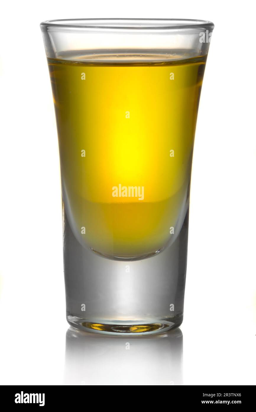 Trasparente oro tequila shot isolato su sfondo bianco Foto Stock