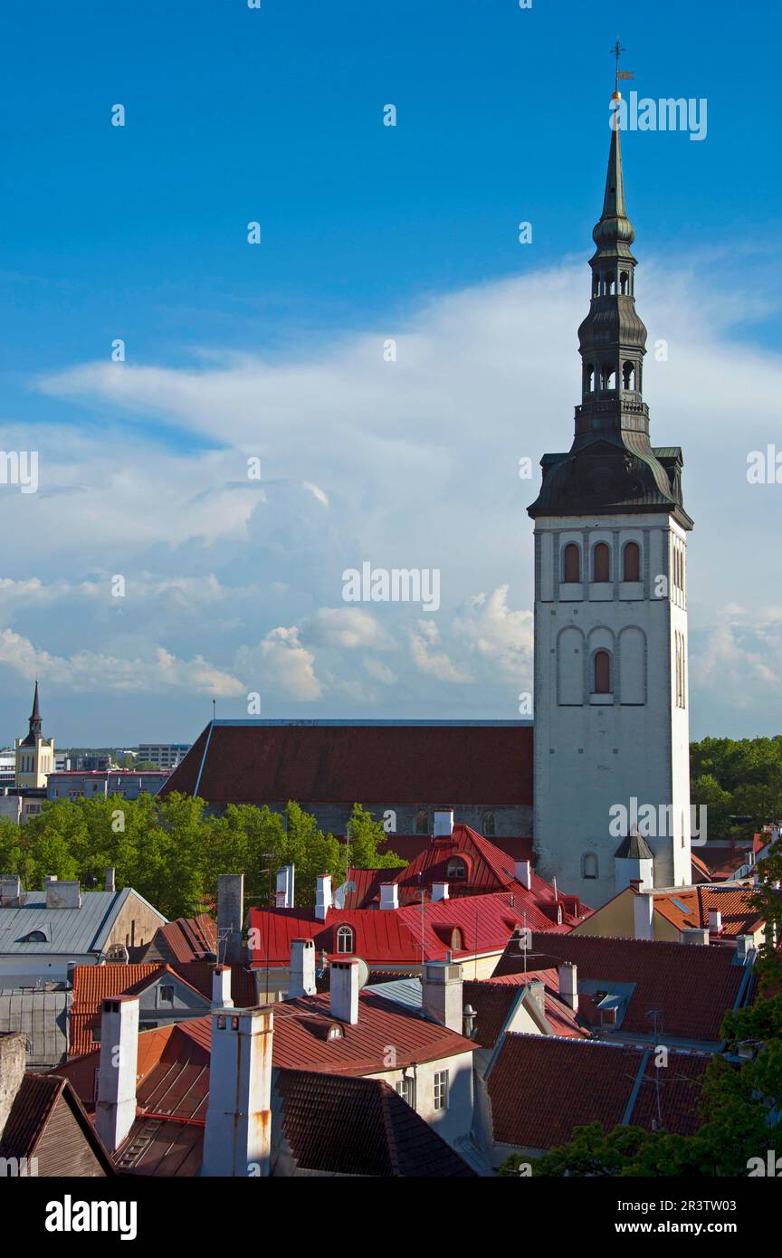 Città vecchia, Tallinn, Estonia, Stati baltici, Europa, Vista dalla collina della Cattedrale alla città bassa, St Chiesa di Nicholas, Niguliste kirik Foto Stock