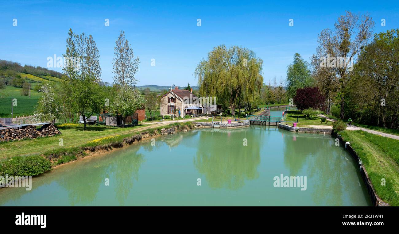 Serratura sul canale di borgogna. Costa d'Or. Bourgogne-Franche-Comte. Francia Foto Stock