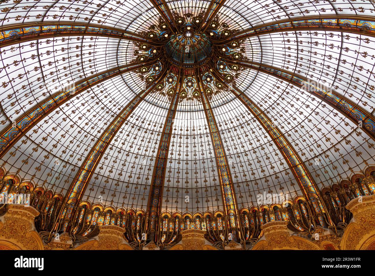 Cupola in vetro nel negozio di punta Galeries Lafayette, Parigi, Francia Foto Stock