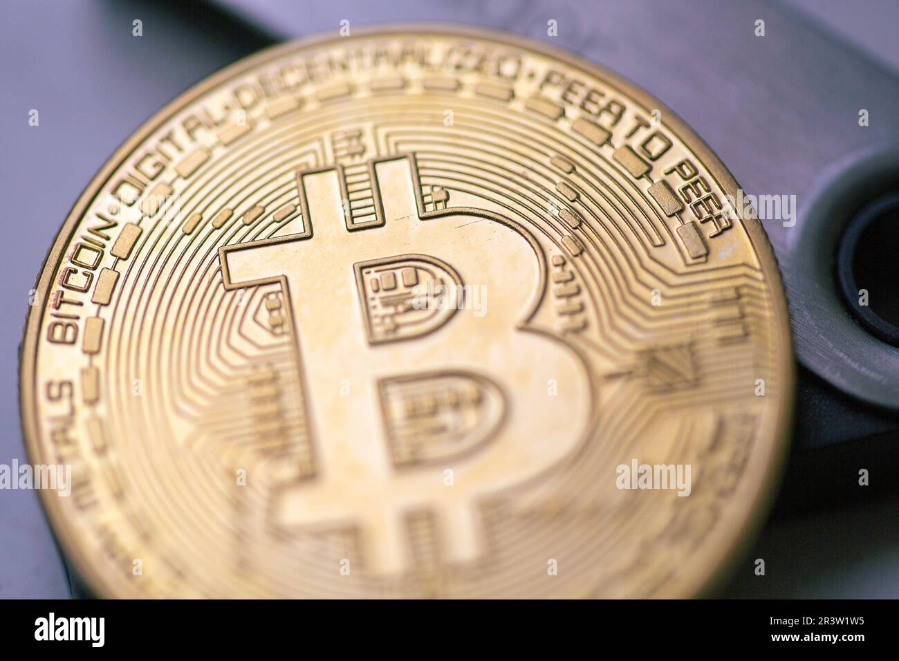 Berlino, Germania. 22nd maggio, 2023. Una moneta bitcoin siede su un bastone Ledger, un prodotto di Ledger, un'azienda che fornisce portafogli hardware per le criptovalute. Un portafoglio hardware è un dispositivo fisico che memorizza le chiavi private in un ambiente isolato. I portafogli hardware vengono anche definiti "portafogli offline". Credit: Fernando Gutierrez-Juarez/dpa/Alamy Live News Foto Stock