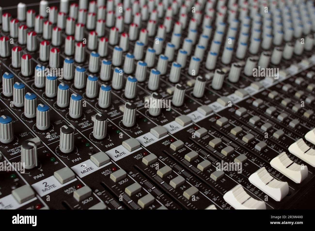 Console di registrazione mixata utilizzata nella produzione musicale. Foto Stock Console di registrazione mixata utilizzata nella produzione musicale. Foto Stock
