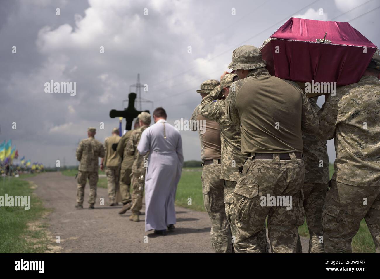 Dnipro, Ucraina. 25th maggio, 2023. Un funerale militare cristiano-ortodosso è tenuto in un cimitero Dnipro per il serveman ucraino Oleksandr. Il soldato è stato ucciso da un cecchino russo tre giorni prima, il 21st maggio, a Novoselivka, nell'oblast di Kharkiv. Credit: Mihir Melwani/Alamy Live News Foto Stock