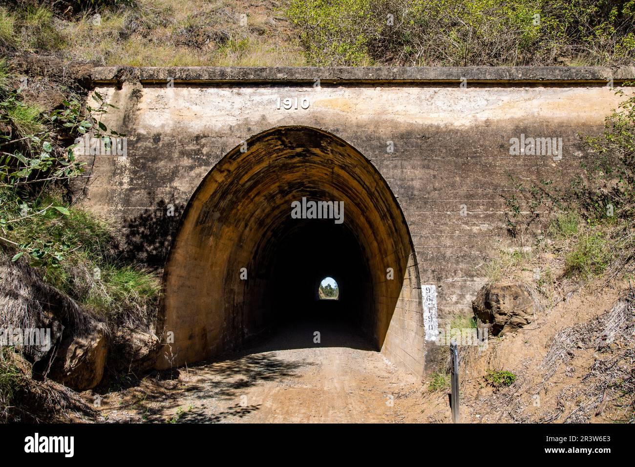 Il tunnel ferroviario di Yimbun, costruito tra il 1909 e il 1910, è un tunnel dritto in cemento 100m a Harlin, Somerset Region, Queensland, Australia. Foto Stock