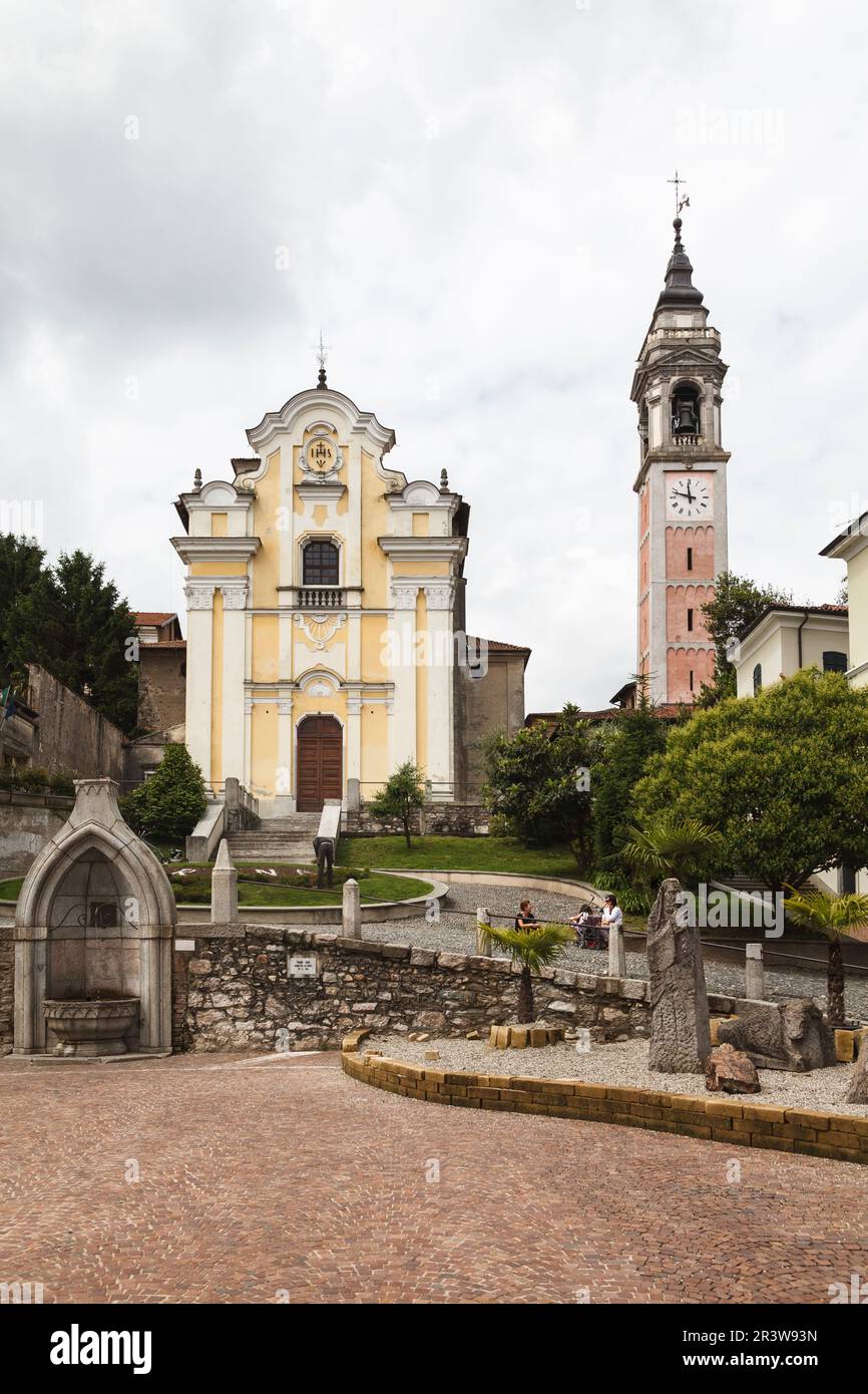 Arona, Chiesa dei Santi Martiri, auch San Graziano, Barockfassade, aus dem 15. Jahrhundert, Piemonte, Provincia Novara, Lago Maggio Foto Stock