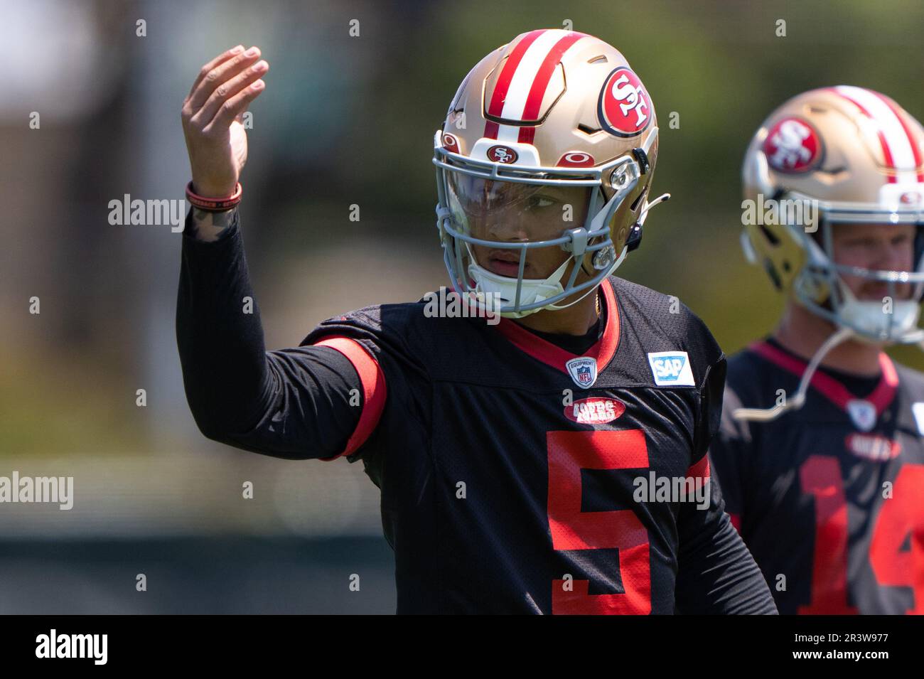 23 maggio 2023; Santa Clara, California, Stati Uniti; il quarterback dei San Francisco 49ers Trey Lance (5) segnala durante le attività organizzate della squadra al SAP Performance Center vicino al Levi's Stadium. (Stan Szeto/immagine dello sport) Foto Stock