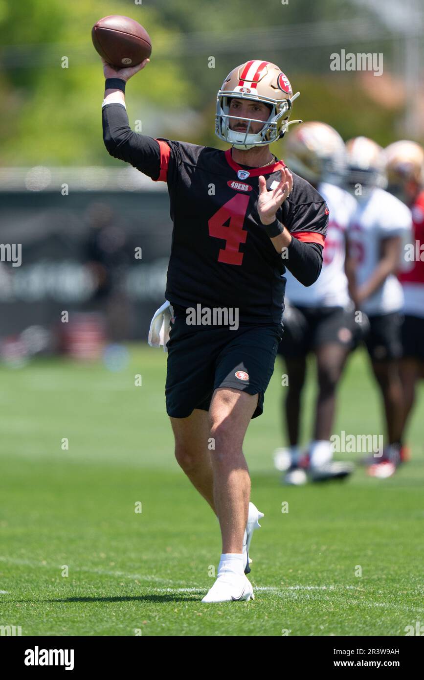 23 maggio 2023; Santa Clara, California, Stati Uniti; il quarterback dei San Francisco 49ers Brandon Allen (4) lancia il calcio durante le attività organizzate dalla squadra al SAP Performance Center vicino al Levi's Stadium. (Stan Szeto/immagine dello sport) Foto Stock