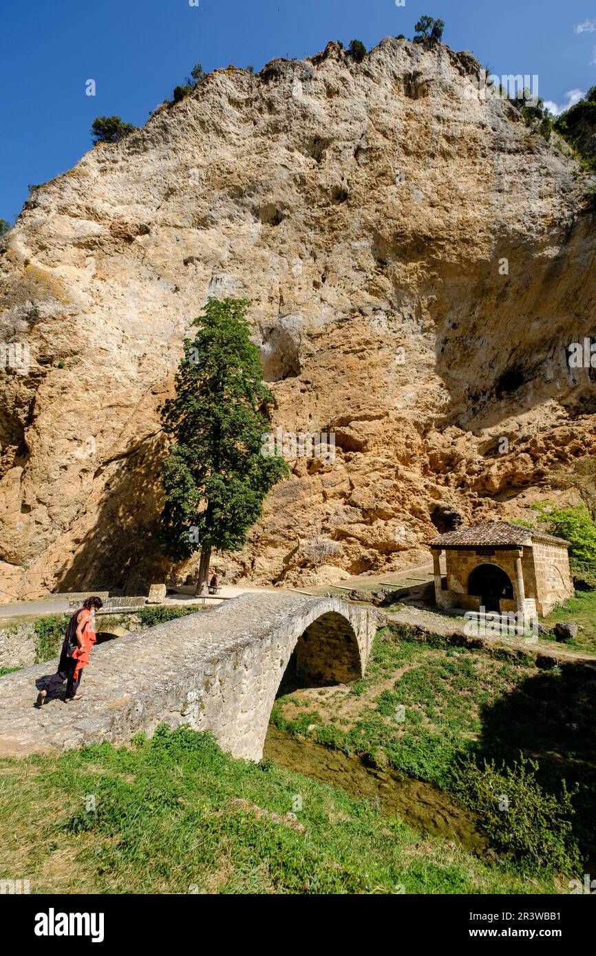 Donna che attraversa il ponte Foto Stock