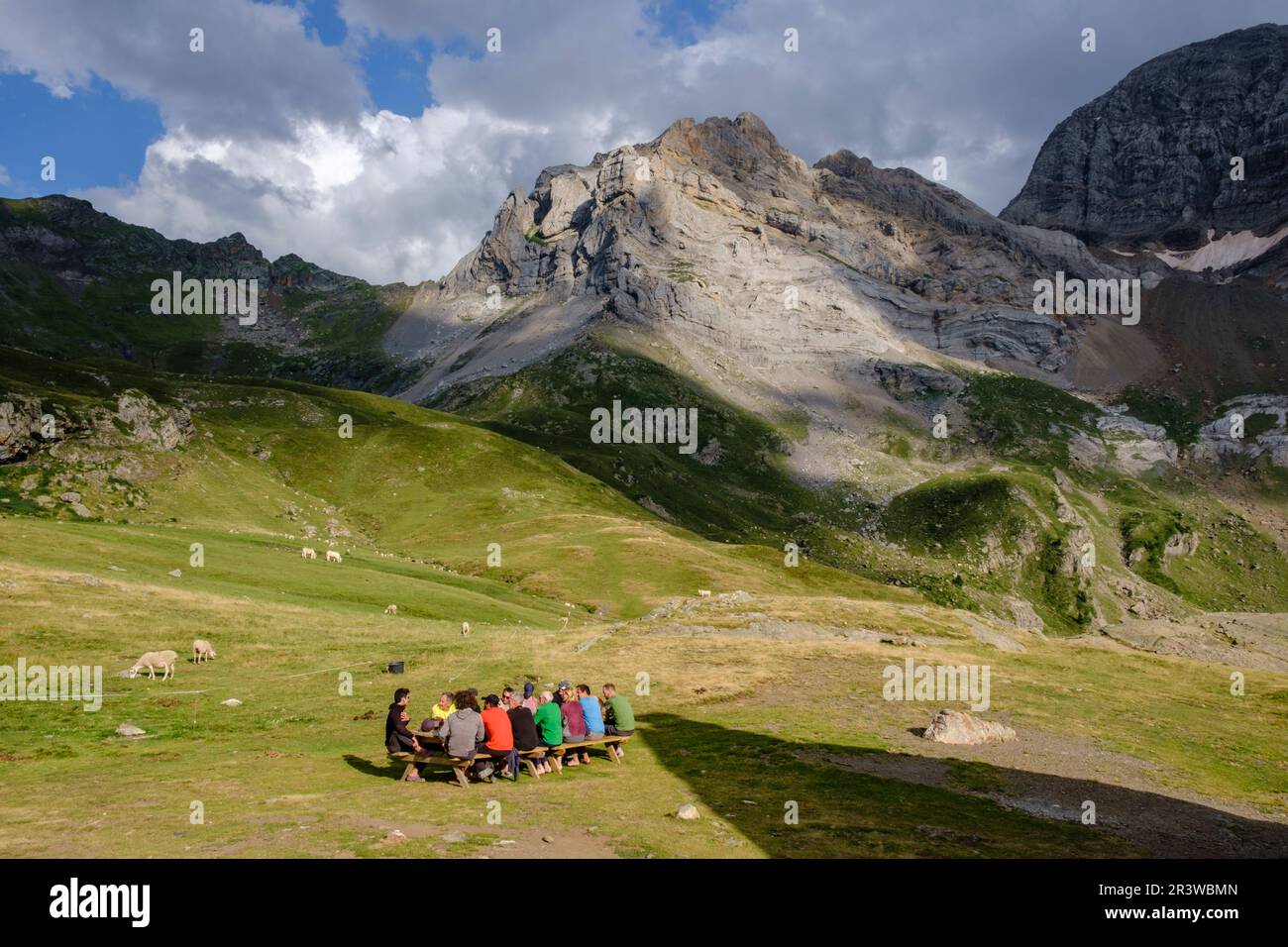 Gruppo di escursionisti che mangiano all'aperto Foto Stock