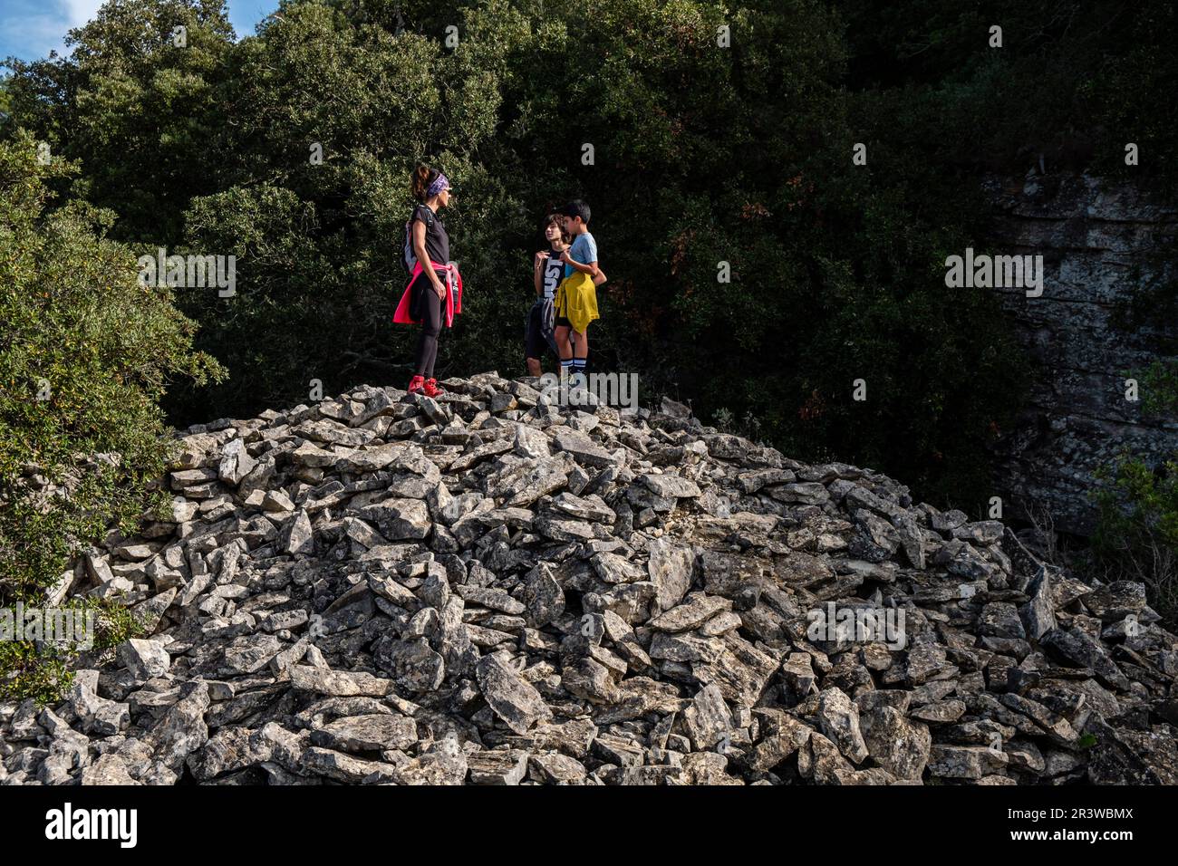 Spiegazione ad alcuni bambini dei resti della seconda guerra mondiale a Puig de cura Foto Stock