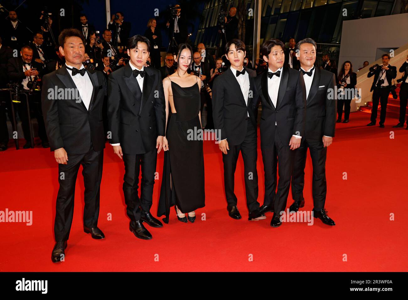 Han Jae-duk, Kim Chang-hoon, Kim Seo-hyung, Song Joong-ki, Hong Xa-bin und Gast bei der Premiere des Kinofilms 'il sol dell'avvenire / A glyter Tomorrow' auf dem Festival de Cannes 2023 / 76. Internationale Filmfestspiele von Cannes im Palais des Festivals. Cannes, 24.05.2023 Foto Stock