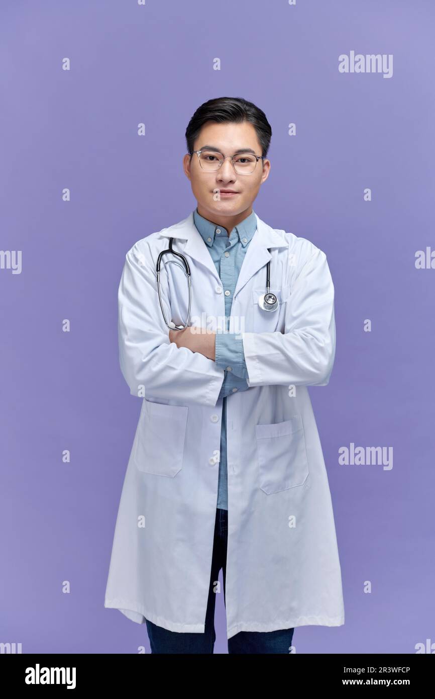 Ritratto di allegro sorridente uomo medico con stetoscopio sul collo in mantello medico Foto Stock